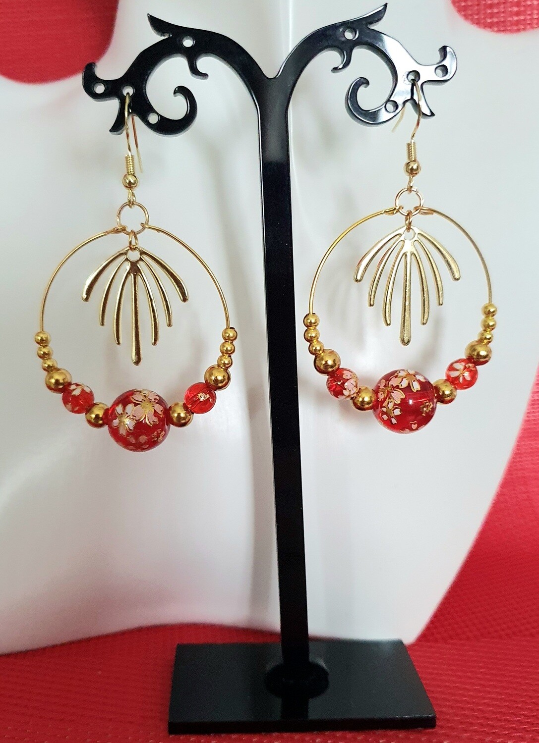 🌸TENSHA🌸 Créoles dorées. Perles en verre rouge translucide, peintes &quot;Fleurs de cerisier&quot;. Création artisanale. Modèle unique.