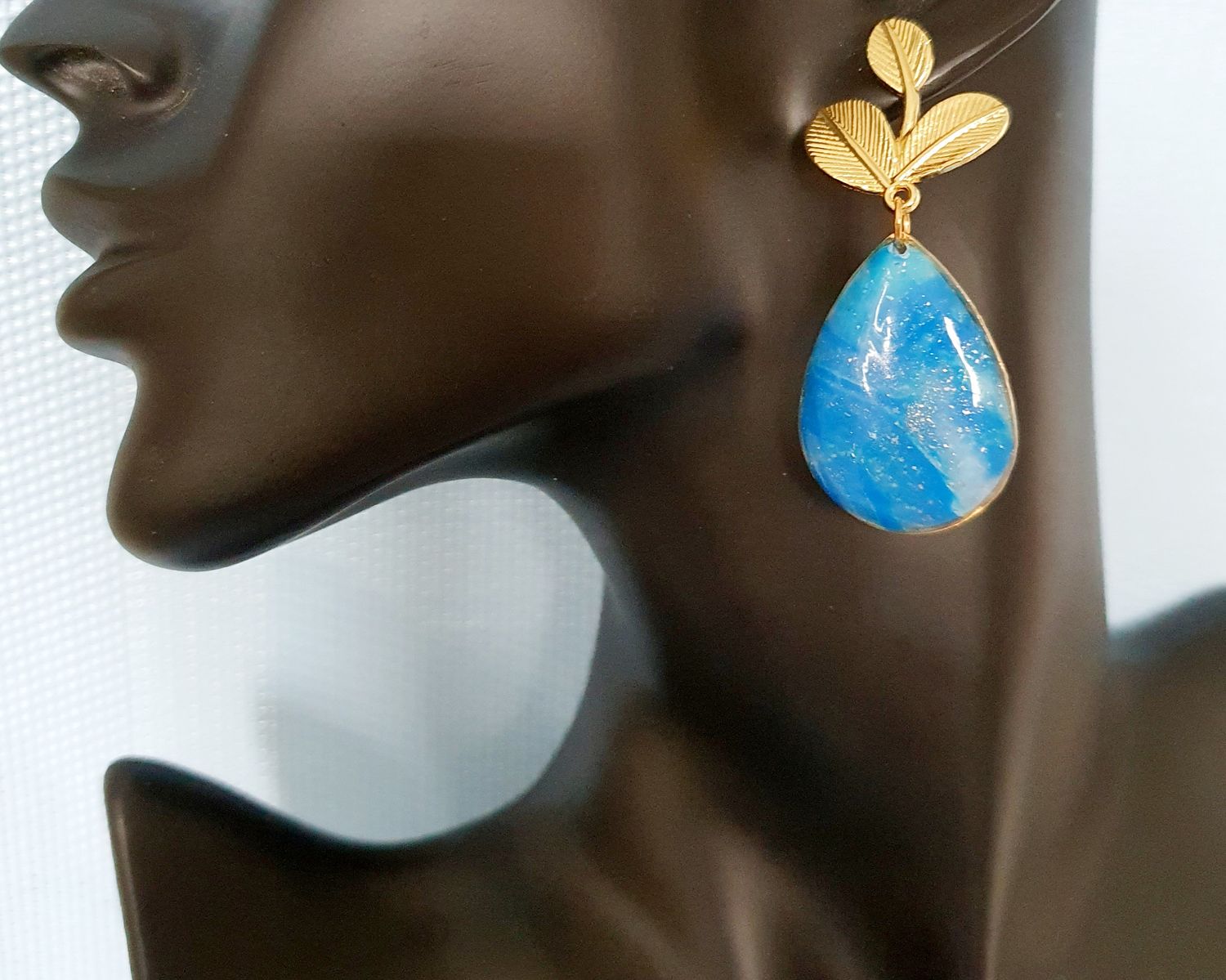💧Boucles d&#39;oreilles gouttes Polymère serties, bleues marbrées et poudre d&#39;argent💧Boutons d&#39;oreilles feuilles 🍃 en acier doré inoxydable. Création artisanale. Modèle unique