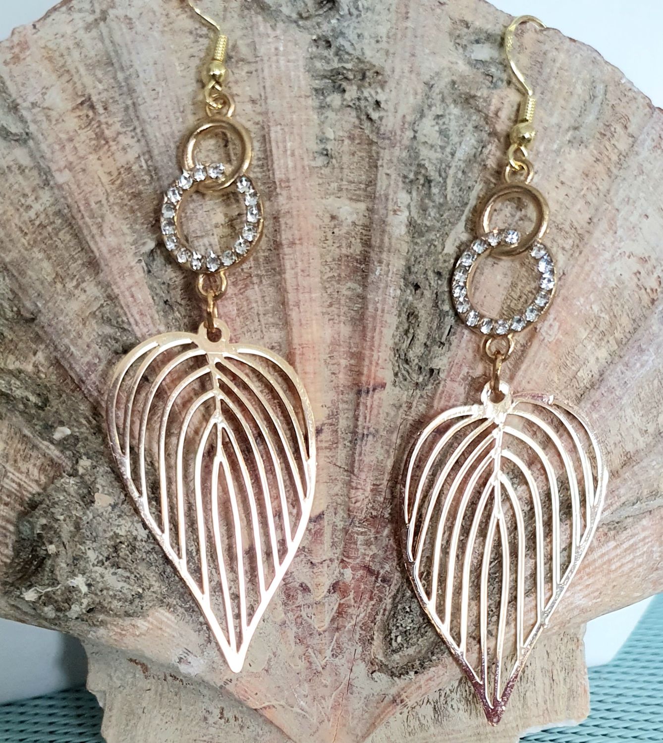 🍃 Boucles d&#39;oreilles filigranes feuilles dorées et connecteurs anneaux entrelacés strassés. Création artisanale. Modèle unique.