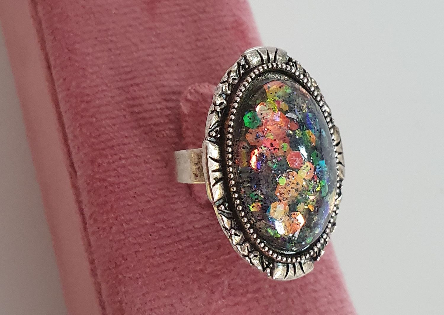 💖 Bague ovale ajustable en acier inoxydable. Cabochon en résine transparente et paillettes holographiques. Création artisanale. Modèle unique 💖