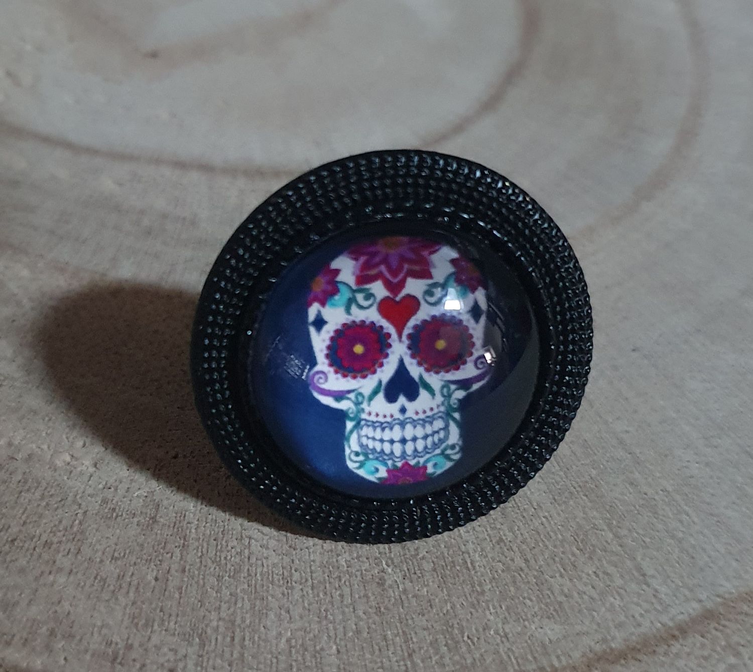 🇲🇽 Calaveras 🇲🇽 Bague ronde ajustable, noire. Cabochon bombé en verre. Motif Tête de mort multicolore, symbole de la culture mexicaine. Modèle unique.