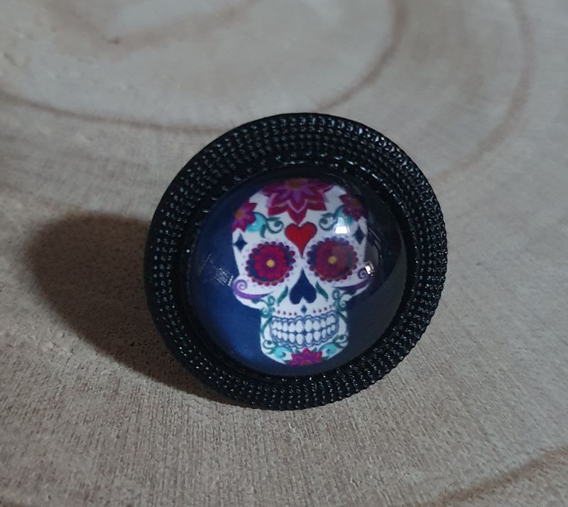 🇲🇽 Calaveras 🇲🇽 Bague ronde ajustable, noire. Cabochon bombé en verre. Motif Tête de mort multicolore, symbole de la culture mexicaine. Modèle unique.