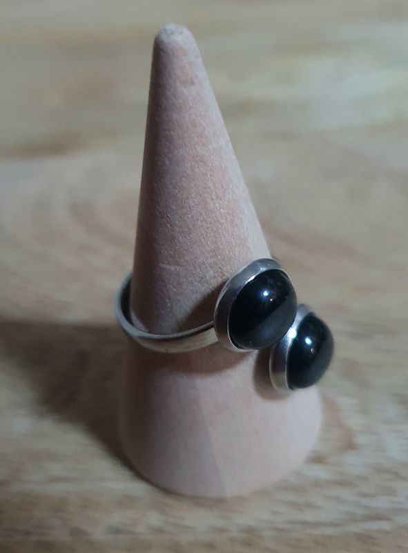 💖 Bague ouverte en acier inoxydable. Doubles cabochons ronds bombés Diam.8mm noirs en Onyx. Modèle unique.