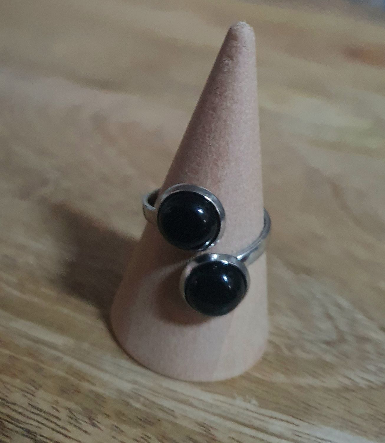 💖 Bague ouverte en acier inoxydable. Doubles cabochons ronds bombés Diam.8mm noirs en Onyx. Modèle unique.