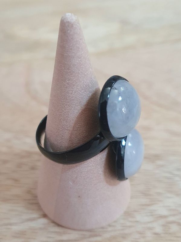 💗 Quartz rose 💗 Bague ouverte noire inoxydable. Doubles cabochons ronds bombés Diam.12mm. en Quartz rose. Modèle unique.