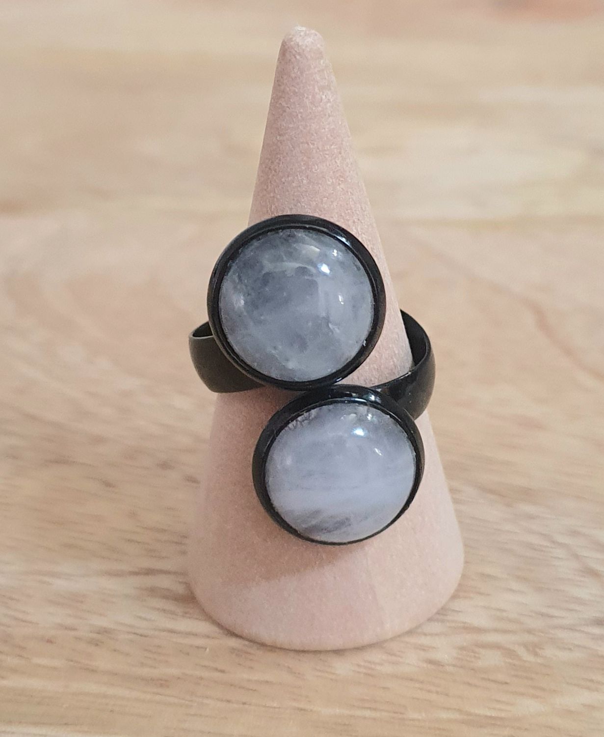 💗 Quartz rose 💗 Bague ouverte noire inoxydable. Doubles cabochons ronds bombés Diam.12mm. en Quartz rose. Modèle unique.
