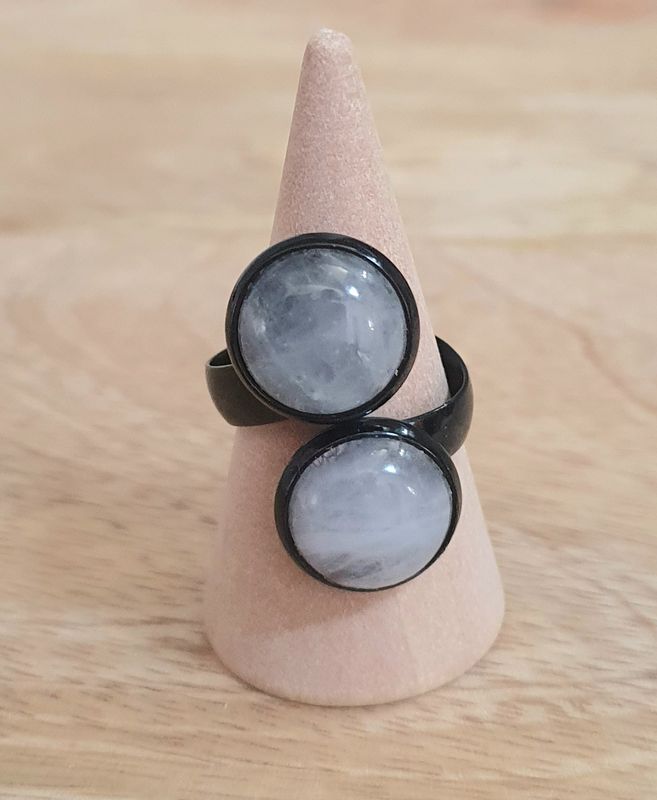💗 Quartz rose 💗 Bague ouverte noire inoxydable. Doubles cabochons ronds bombés Diam.12mm. en Quartz rose. Modèle unique.