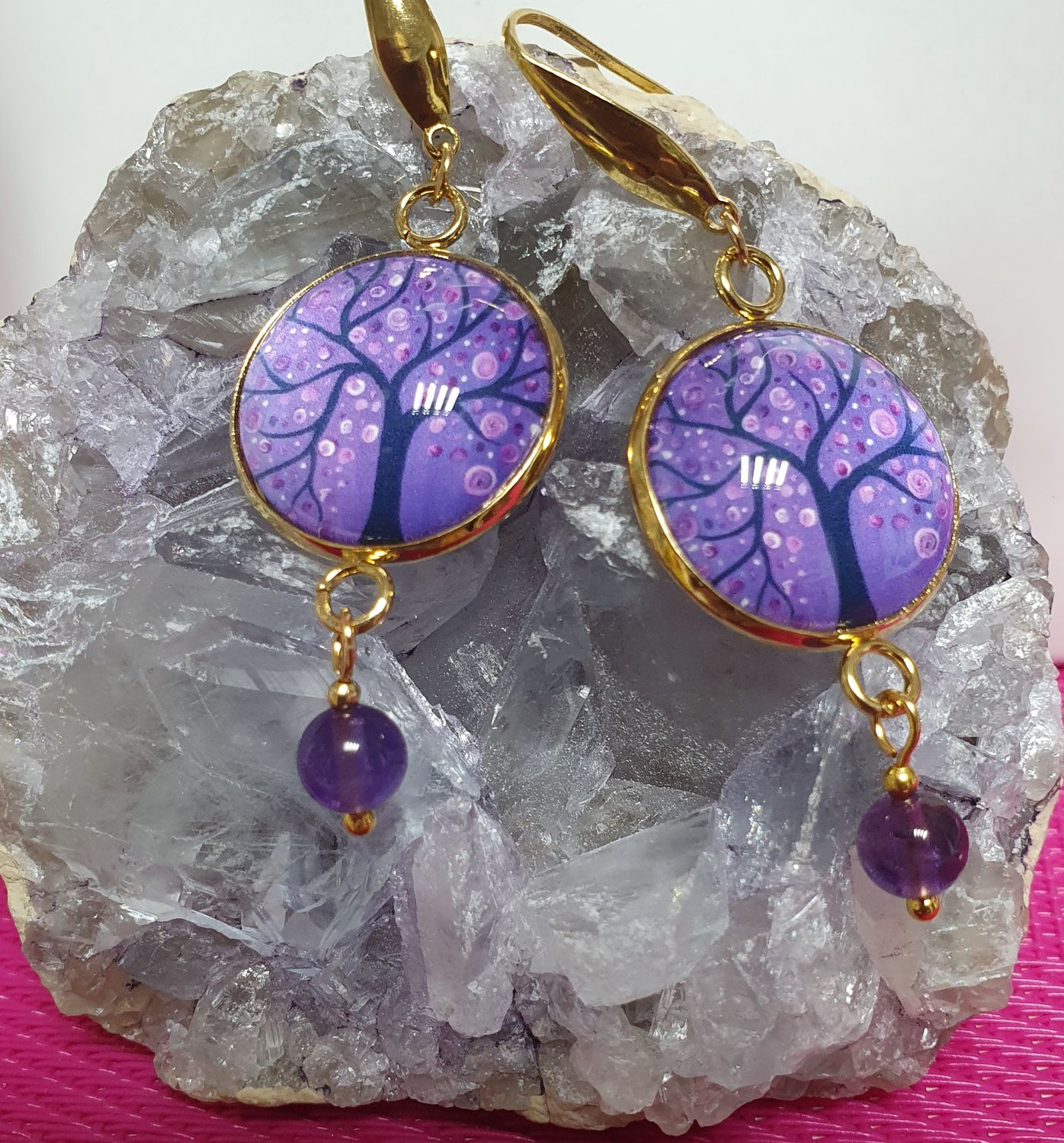 🌳💜 Arbre de vie 💜🌳 Boucles d&#39;oreilles dorées Cabochons ronds arbres de vie sur fond violet. Perles en véritable Améthyste de haute qualité. Création artisanale. Modèle unique.