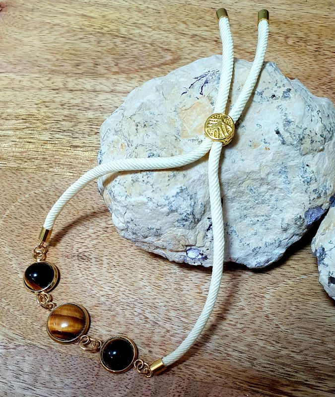 🐯 Oeil de Tigre 🐯 Bracelet cordelette écrue, ajustable. Cabochons en véritable Œil de tigre symbole de PROTECTION/FORCE et CONFIANCE.
(Peut être associé aux boucles d&#39;oreilles réf:1515)