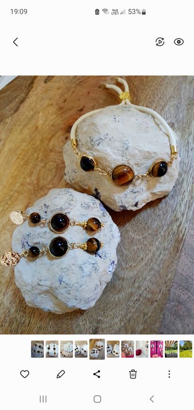 🐯 Oeil de Tigre 🐯 Bracelet cordelette écrue, ajustable. Cabochons en véritable Œil de tigre symbole de PROTECTION/FORCE et CONFIANCE.
(Peut être associé aux boucles d'oreilles réf:1515)
