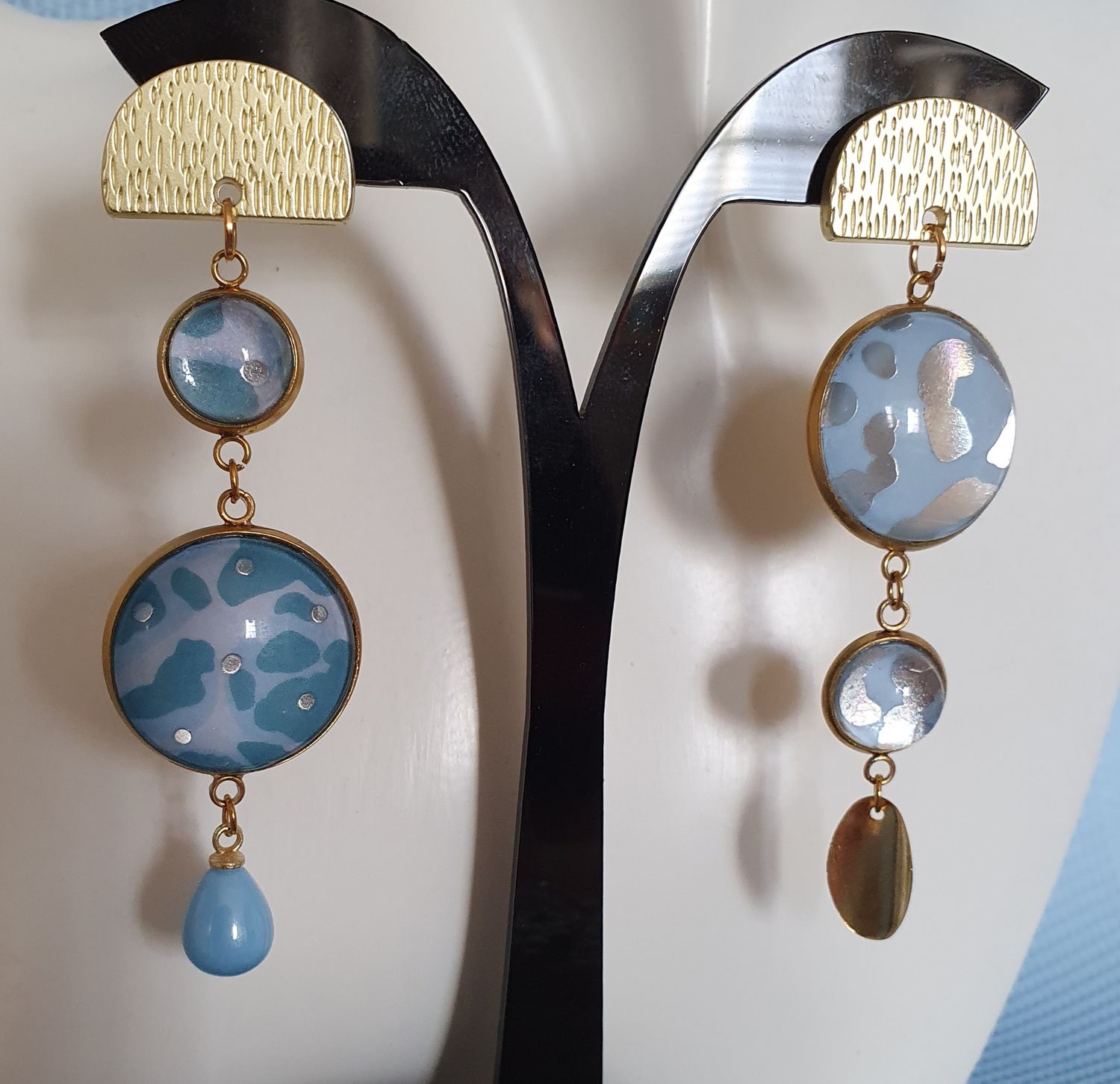 💙 Ravissantes boucles d&#39;oreilles dépareillées, dorées. Cabochons bombés en verre. Motifs bleus Azur et argentés. Création artisanale. Modèle unique.