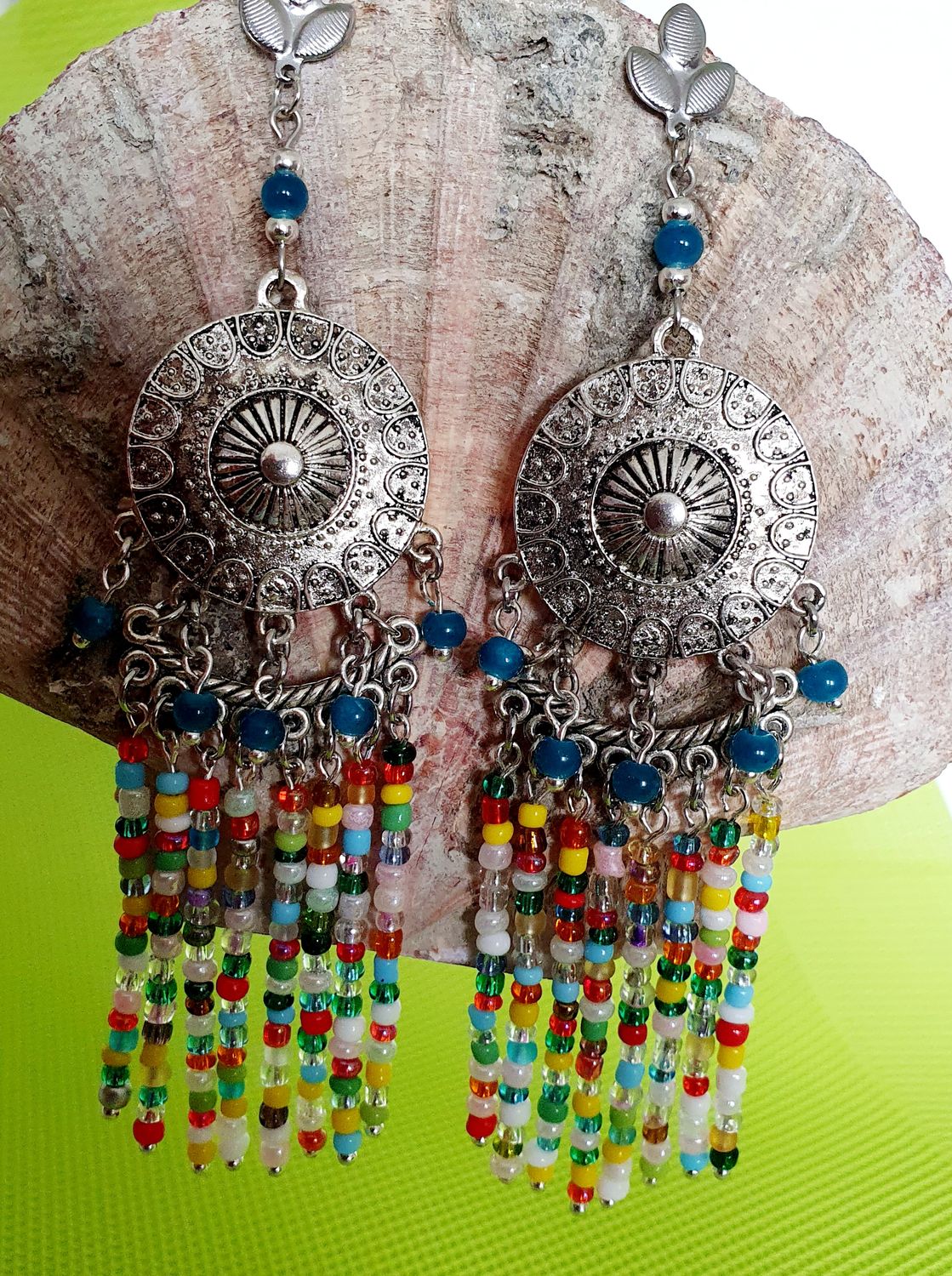 💃💐 COLLECTION BOHÊME 💐💃 Boucles d&#39;oreilles boucliers en acier inoxydable. Perles de rocailles multicolores. Création artisanale. Modèle unique.