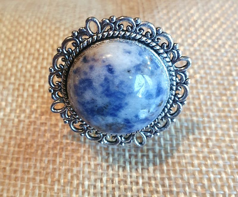 💙 Bague ronde  ajustable en acier inoxydable. Cabochon bombé en pierre naturelle bleue marbrée. Modèle unique.