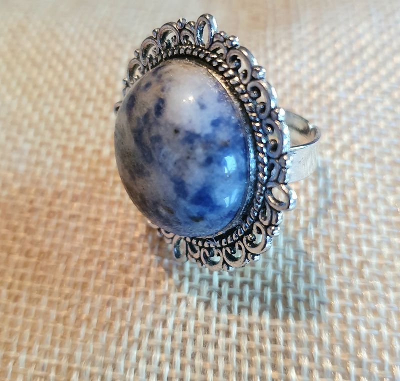 💙 Bague ronde  ajustable en acier inoxydable. Cabochon bombé en pierre naturelle bleue marbrée. Modèle unique.