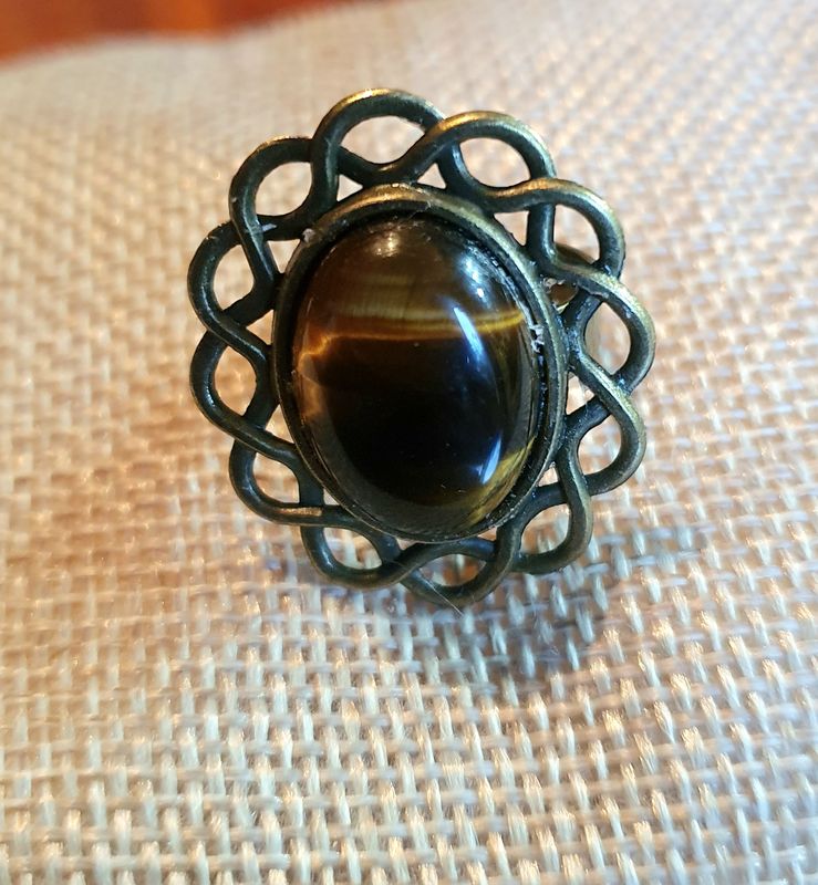 🐯 Bague ajustable ovale ciselée en acier inoxydable couleur bronze. Cabochon ovale en pierre naturelle Œil de Tigre 🐯. Modèle unique.