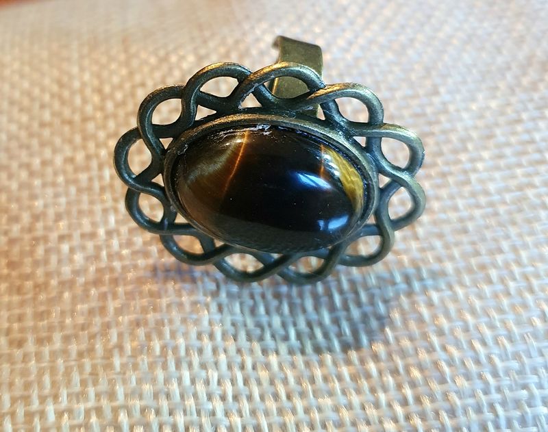 🐯 Bague ajustable ovale ciselée en acier inoxydable couleur bronze. Cabochon ovale en pierre naturelle Œil de Tigre 🐯. Modèle unique.