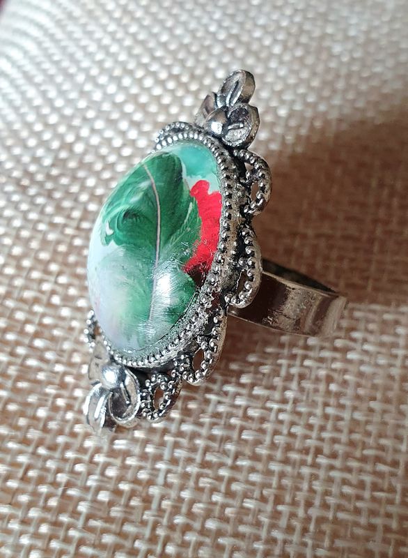 🌺🌿 Bague ajustable ovale ciselée en acier inoxydable. Cabochon bombé rond motif exotique vert et rouge. Modèle unique.