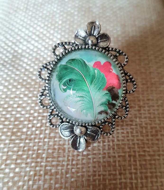 🌺🌿 Bague ajustable ovale ciselée en acier inoxydable. Cabochon bombé rond motif exotique vert et rouge. Modèle unique.