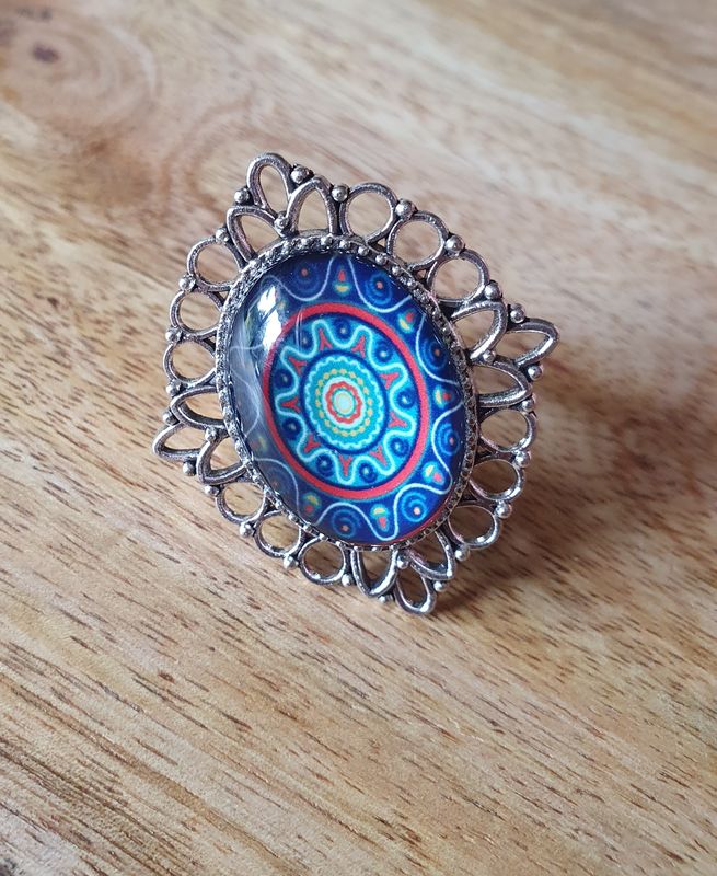 💙 Bague ajustable en acier inoxydable. Cabochon ovale, fantaisie, bleu et rouge. Modèle unique.