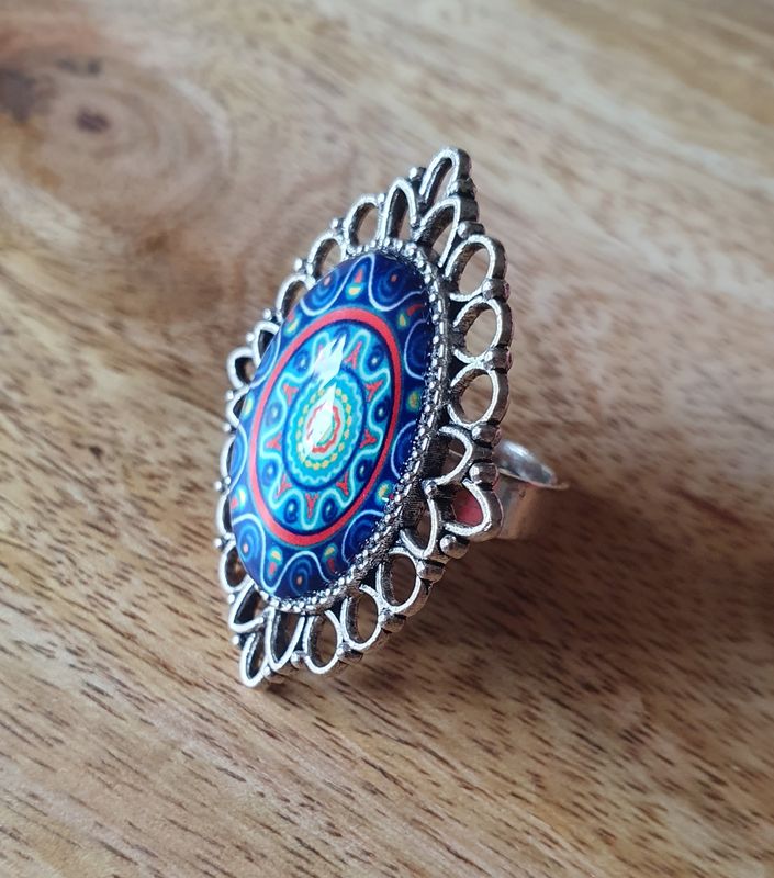 💙 Bague ajustable en acier inoxydable. Cabochon ovale, fantaisie, bleu et rouge. Modèle unique.