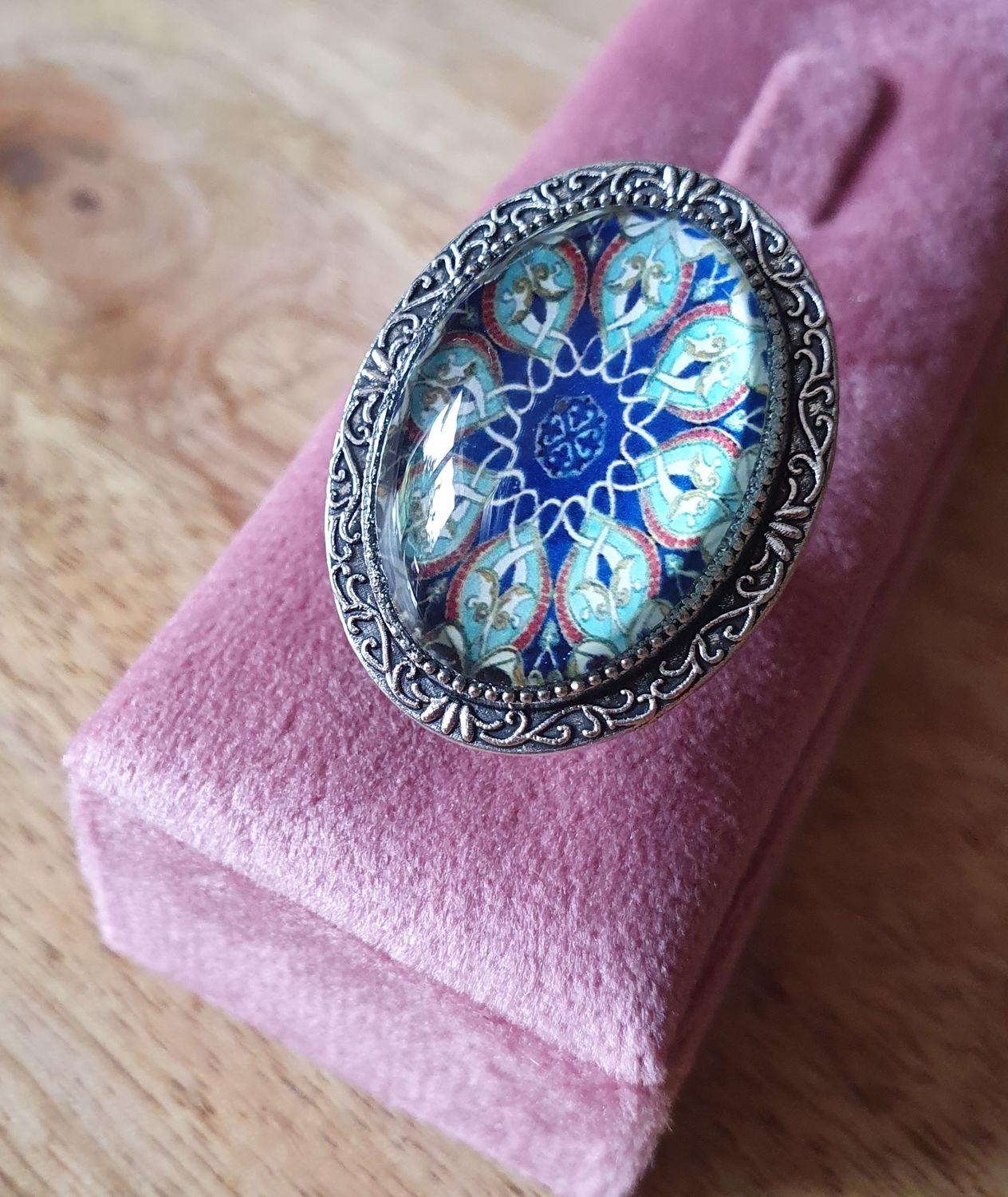 💙 Bague ovale ajustable en acier inoxydable. Cabochon fantaisie en verre bombé. Modèle unique