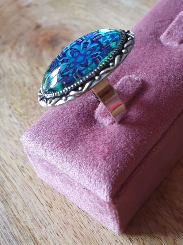💙 Bague ovale ajustable en acier inoxydable. Cabochon fantaisie turquoise bombé en verre. Modèle unique.