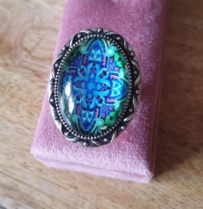 💙 Bague ovale ajustable en acier inoxydable. Cabochon fantaisie turquoise bombé en verre. Modèle unique.