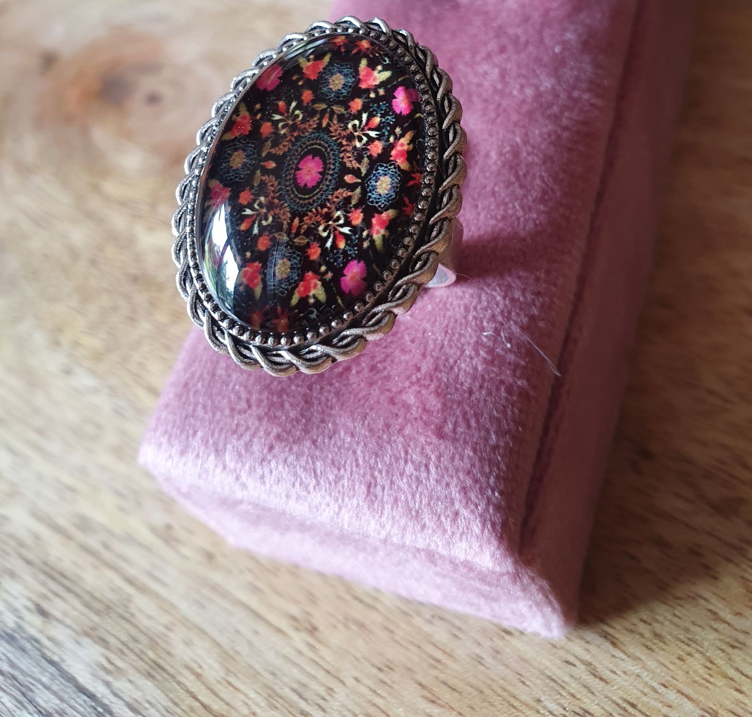 ❤️ Bague ovale ajustable en acier inoxydable. Cabochon fantaisie rouge et noir en verre bombé. Modèle unique.