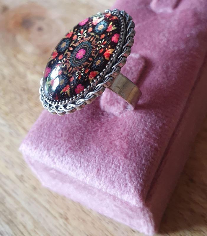 ❤️ Bague ovale ajustable en acier inoxydable. Cabochon fantaisie rouge et noir en verre bombé. Modèle unique.