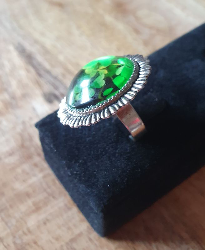 🍀 Bague ronde ajustable fantaisie en acier inoxydable. Cabochon rond bombé en verre. Motif trèfles 🍀 sur fond noir. Modèle unique.
