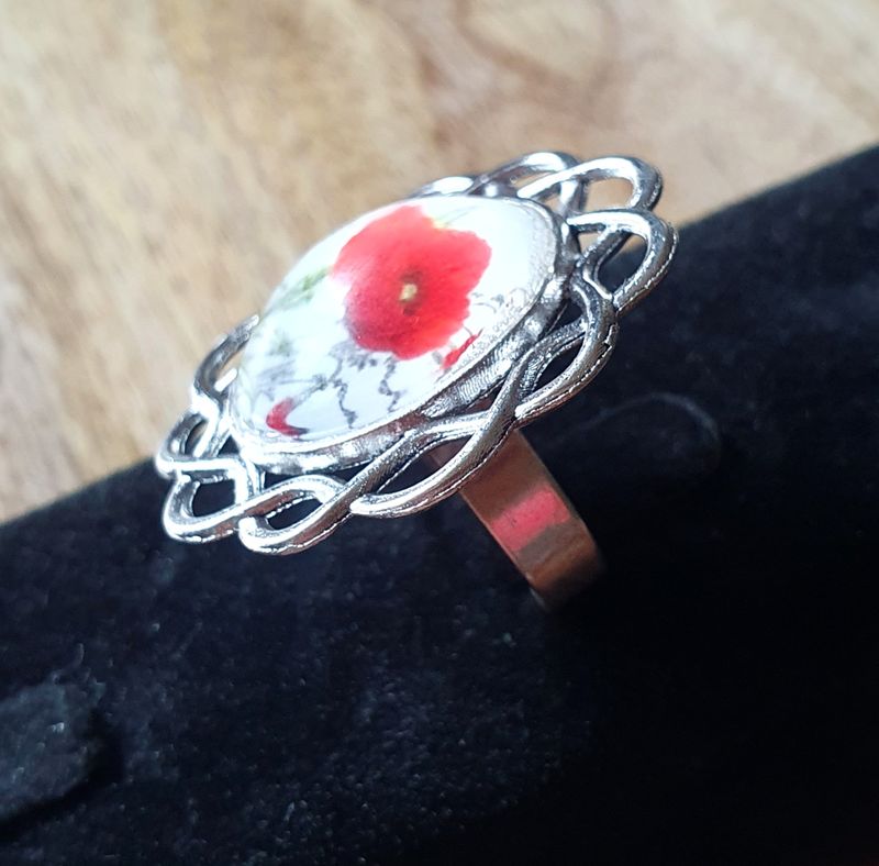 🌺 Bague fantaisie ajustable en acier inoxydable, torsadé. Cabochon bombé rond en verre. Motif coquelicot sur fond blanc. Modèle unique.