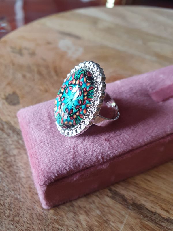 💛 Bague ovale fantaisie ajustable en acier inoxydable. Cabochon ovale bombé en verre. Motifs jaunes, rouges et bleus. Modèle unique