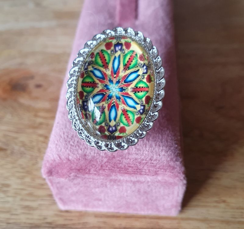 💛 Bague ovale fantaisie ajustable en acier inoxydable. Cabochon ovale bombé en verre. Motifs jaunes, rouges et bleus. Modèle unique