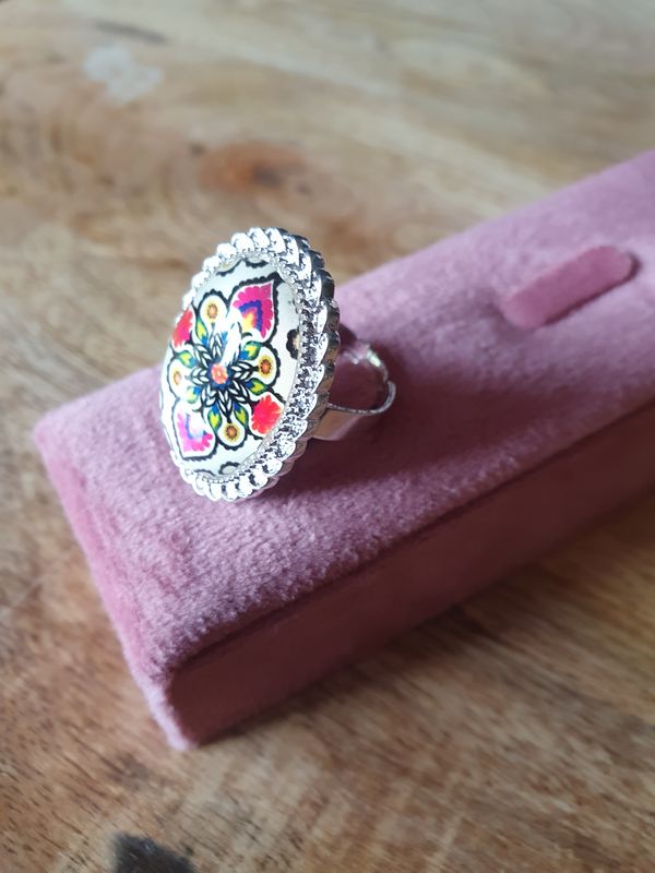 ❤️ Bague ovale fantaisie ajustable en acier inoxydable ciselé. Cabochon ovale bombé en verre fleur. Modèle unique