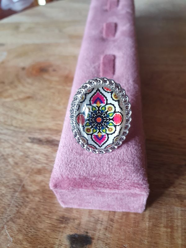 ❤️ Bague ovale fantaisie ajustable en acier inoxydable ciselé. Cabochon ovale bombé en verre fleur. Modèle unique