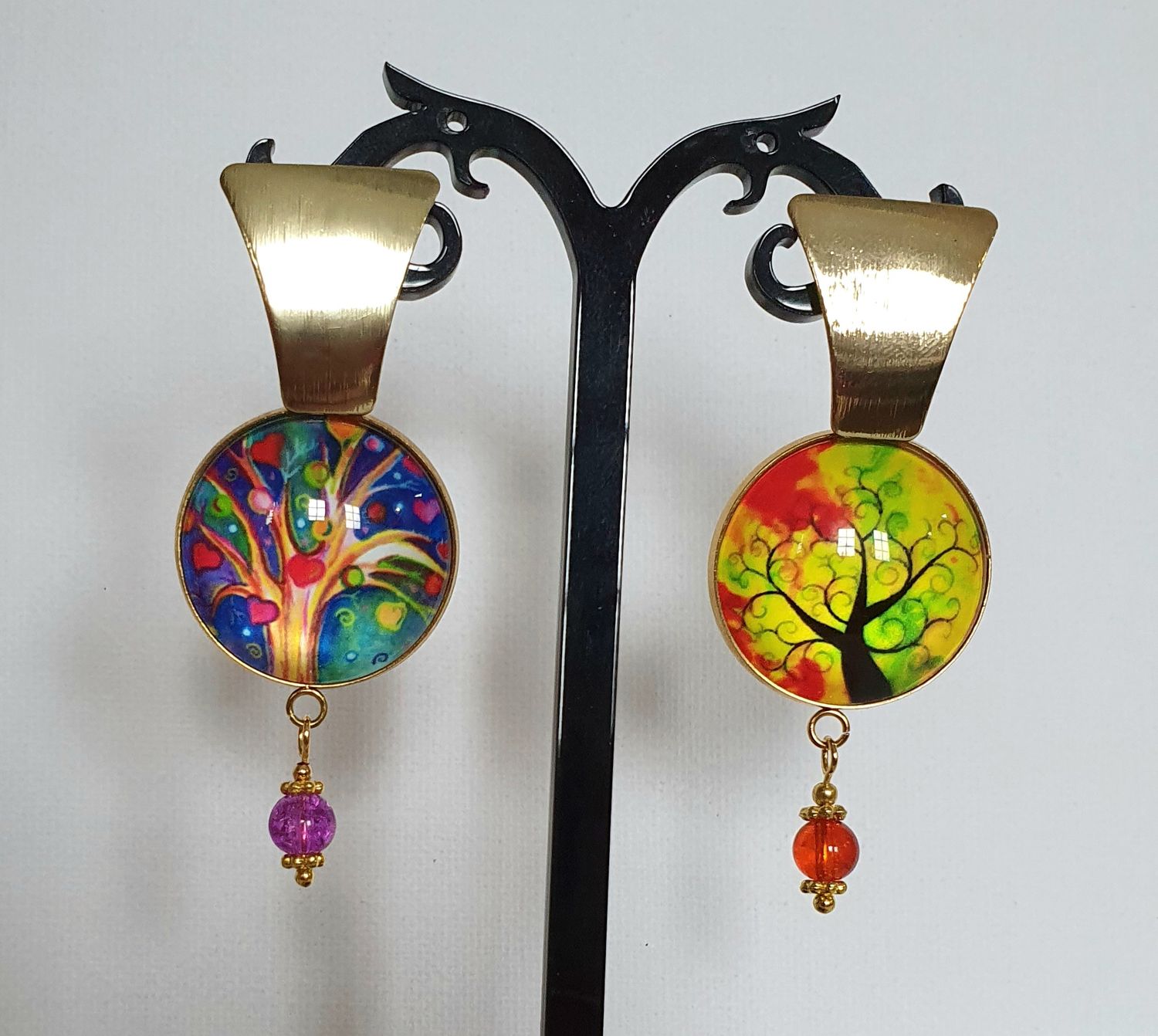 🌳 Boucles d&#39;oreilles dorées. Cabochons bombés en verre. Motifs arbre de vie multicolores 🌈🍭💐 Création artisanale. Modèle unique.