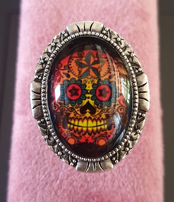 🧡 COLLECTION CALAVERAS 🧡 Bague ovale ajustable en acier inoxydable. Cabochon bombé ovale en verre. Motif Tête de mort,  symbole de la culture Mexicaine. Modèle unique.