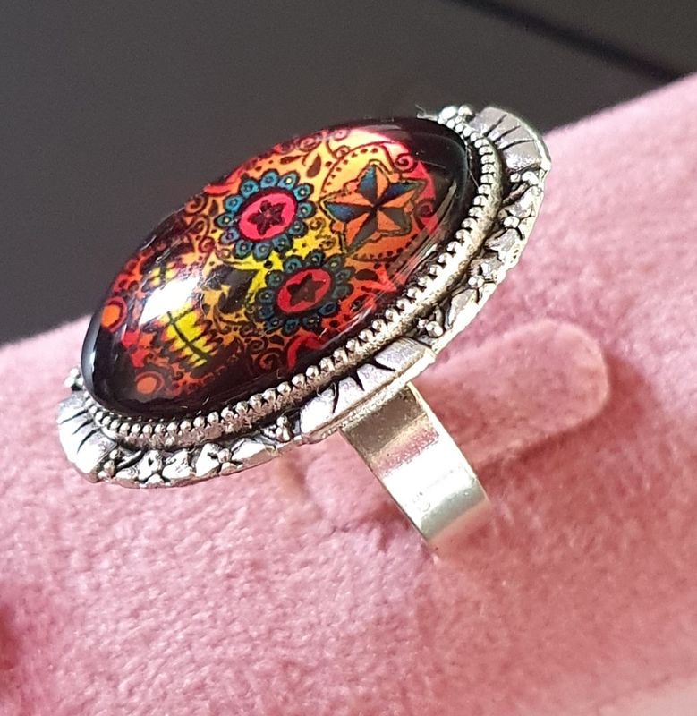 🧡 COLLECTION CALAVERAS 🧡 Bague ovale ajustable en acier inoxydable. Cabochon bombé ovale en verre. Motif Tête de mort,  symbole de la culture Mexicaine. Modèle unique.