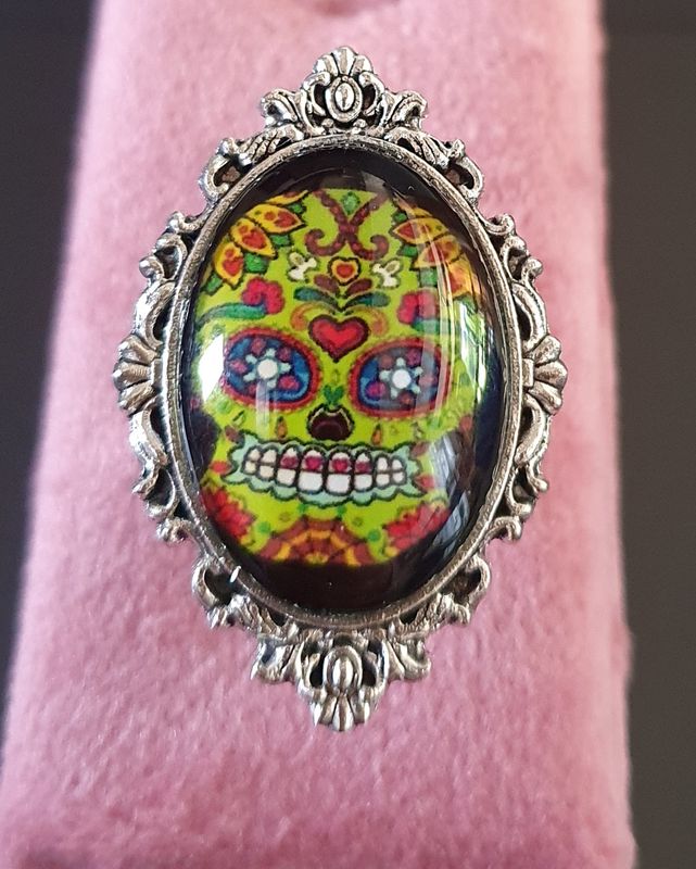 💚 COLLECTION CALAVERAS 💚 Bague ajustable 4cm/2,5cm en acier inoxydable. Cabochon ovale bombé en verre. Motif  Tête de mort, symbole de la culture Mexicaine. Modèle unique