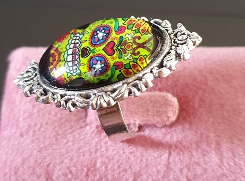 💚 COLLECTION CALAVERAS 💚 Bague ajustable 4cm/2,5cm en acier inoxydable. Cabochon ovale bombé en verre. Motif  Tête de mort, symbole de la culture Mexicaine. Modèle unique