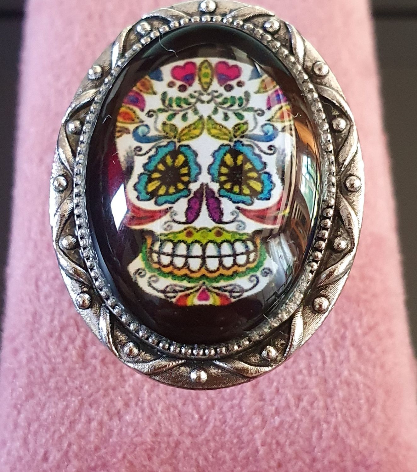 💗 COLLECTION CALAVERAS 💗Bague ovale ajustable en acier inoxydable. Cabochon bombé ovale en verre. Motif Tête de mort multicolore, symbole de la culture Mexicaine. Modèle unique