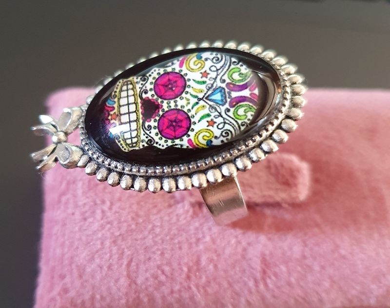 🌺 COLLECTION CALAVERAS 🌺 Bague ovale ajustable en acier inoxydable. Cabochon bombé en verre. Motif Tête de mort multicolore. Symbole de la culture Mexicaine. Modèle unique