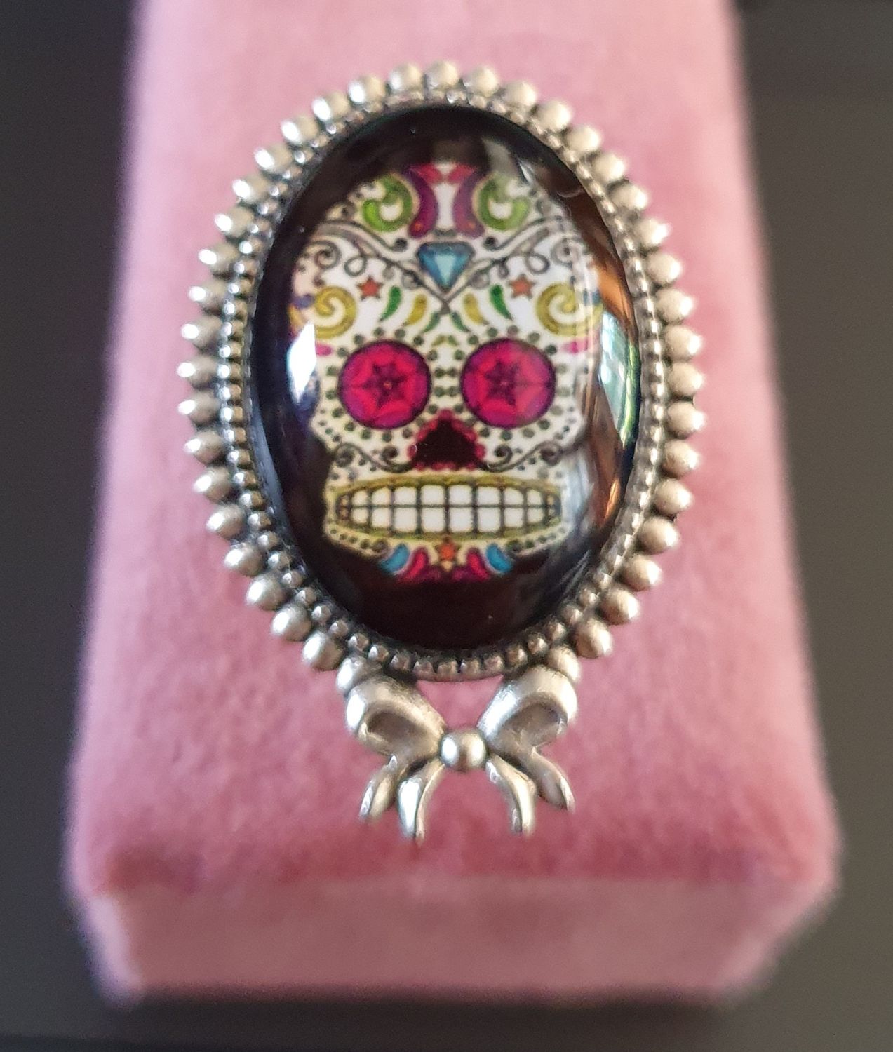 🌺 COLLECTION CALAVERAS 🌺 Bague ovale ajustable en acier inoxydable. Cabochon bombé en verre. Motif Tête de mort multicolore. Symbole de la culture Mexicaine. Modèle unique