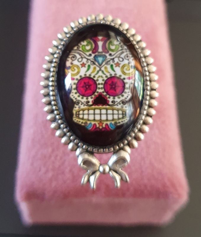 🌺 COLLECTION CALAVERAS 🌺 Bague ovale ajustable en acier inoxydable. Cabochon bombé en verre. Motif Tête de mort multicolore. Symbole de la culture Mexicaine. Modèle unique