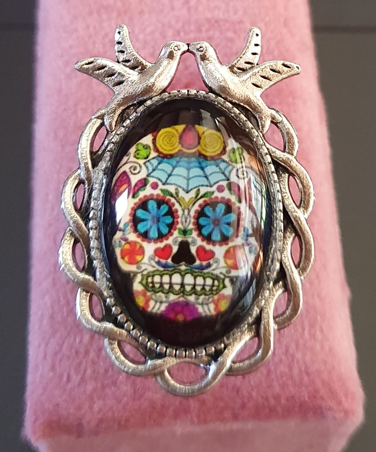 🦋 COLLECTION CALAVERAS 🦋 Bague ajustable colombes en acier inoxydable. Cabochon bombé ovale en verre. Motif Tête de mort multicolore. Symbole de la culture Mexicaine. Modèle unique