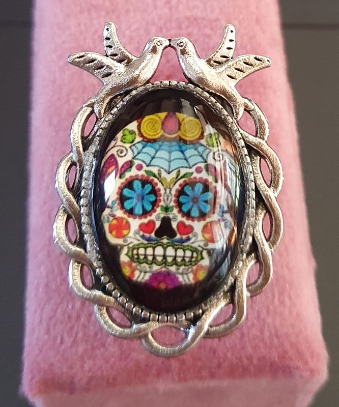 🦋 COLLECTION CALAVERAS 🦋 Bague ajustable colombes en acier inoxydable. Cabochon bombé ovale en verre. Motif Tête de mort multicolore. Symbole de la culture Mexicaine. Modèle unique