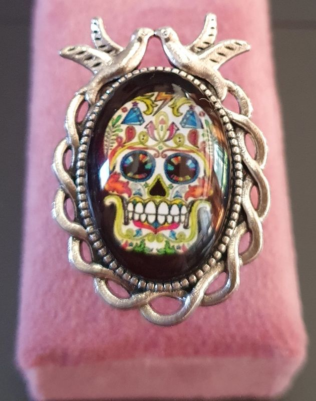 💗 COLLECTION CALAVERAS 💗 Bague ajustable Colombes en acier inoxydable. Cabochon bombé ovale en verre. Motif Tête de mort multicolore. Symbole de la culture Mexicaine. Modèle unique