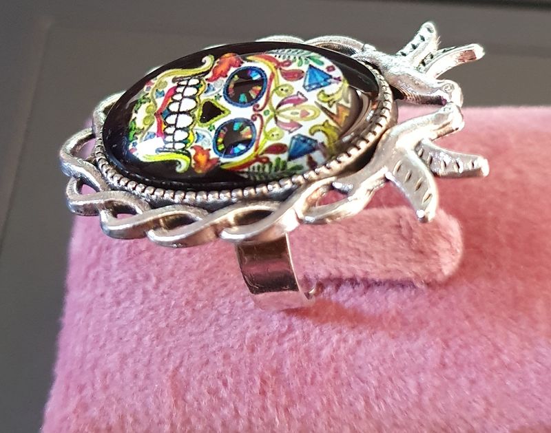💗 COLLECTION CALAVERAS 💗 Bague ajustable Colombes en acier inoxydable. Cabochon bombé ovale en verre. Motif Tête de mort multicolore. Symbole de la culture Mexicaine. Modèle unique