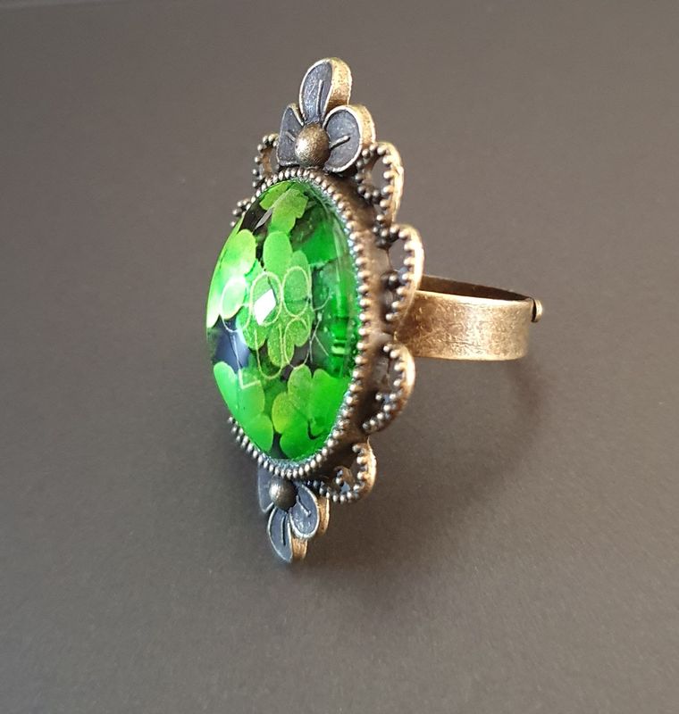 🍀 TRÈFLES 🍀 Bague fantaisie 3,5cm/3cm ajustable en acier couleur bronze ciselée. Cabochon rond bombé en verre. Motif trèfles 🍀 Modèle unique