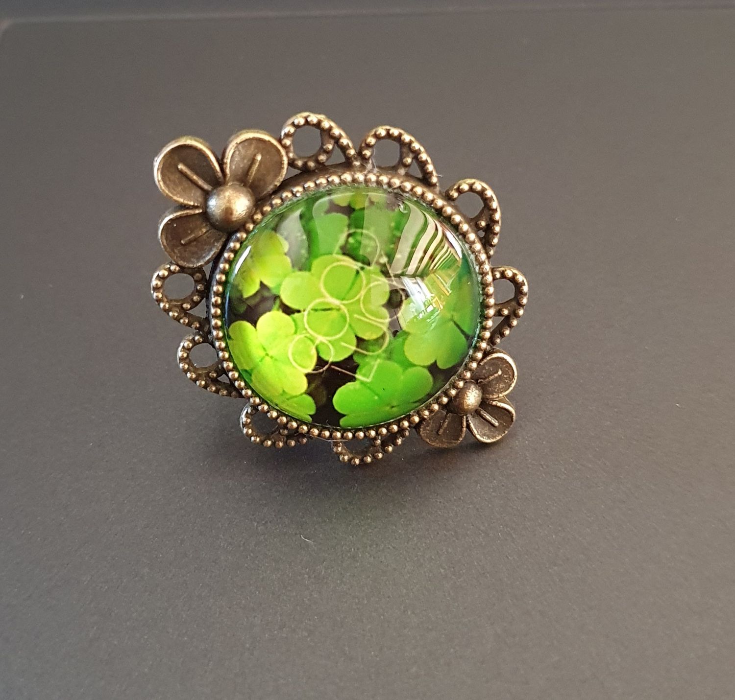 🍀 TRÈFLES 🍀 Bague fantaisie 3,5cm/3cm ajustable en acier couleur bronze ciselée. Cabochon rond bombé en verre. Motif trèfles 🍀 Modèle unique